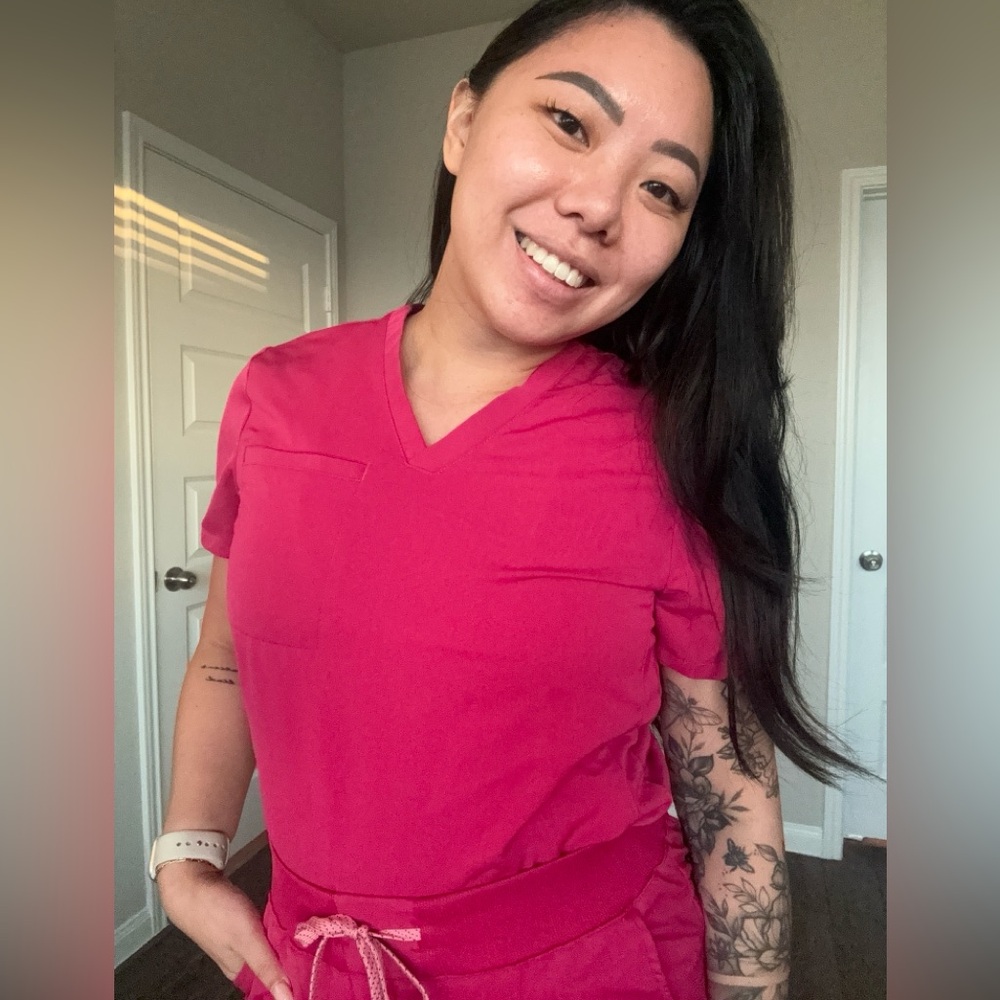 Brand New Fabletics Women's Scrub Set - Hibiscus